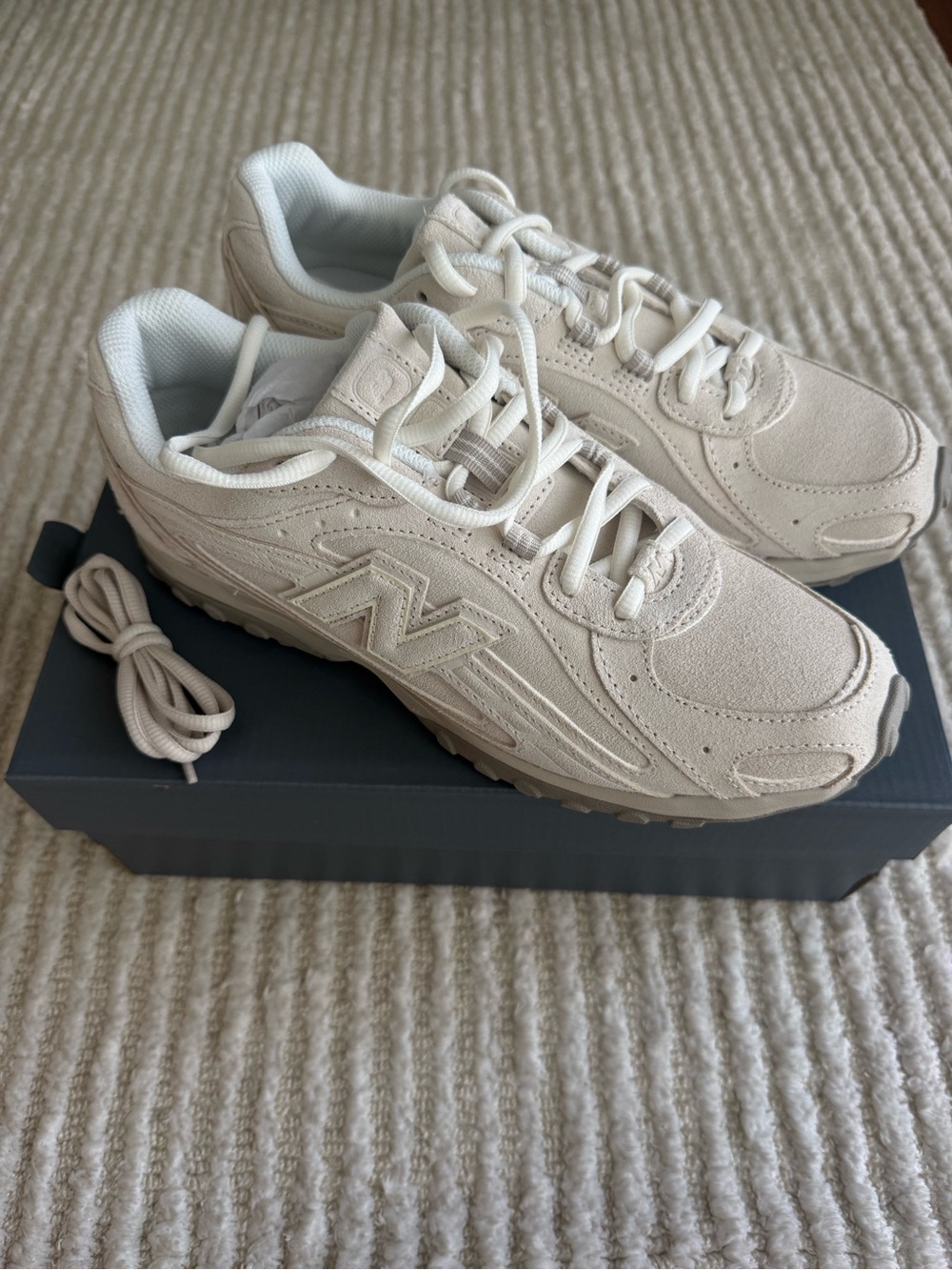 New Balance 204L sneakers